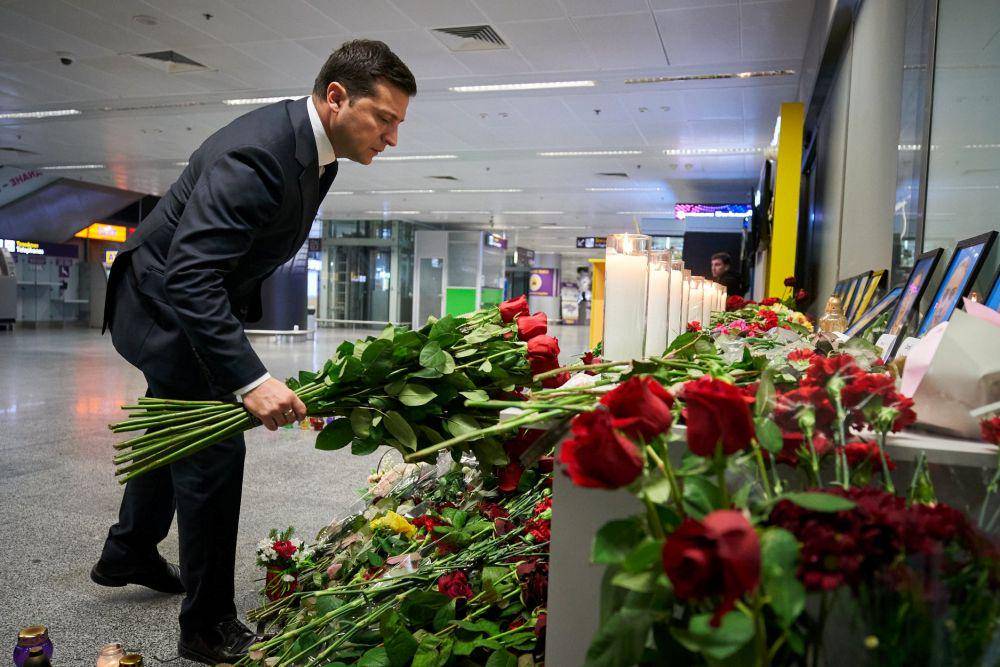 Presiden Ukraina Volodymyr Zelenskiy meletakkan bunga untuk memperingati korban jatuh pesawat Boeing 737-800 milik Maskapai Ukraina Internasional, di sebuah memorial di Bandara International Boryspil di luar Kiev, Ukraina, pada 9 Januari 2020. ANTARA FOTO/Ukrainian Presidential Press Service/Handout via REUTERS