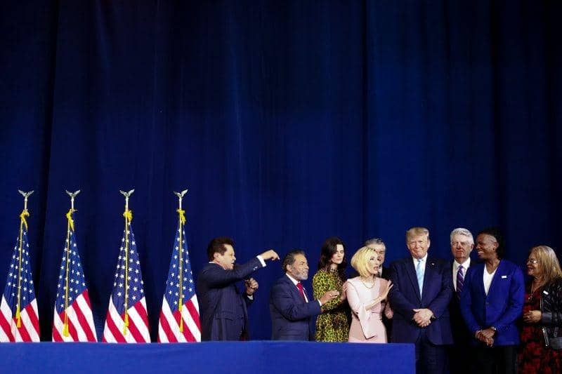 Presiden Amerika Serikat Donald Trump berpartisipasi dalam doa sebelum berbicara dalam Evangelicals for Trump Coalition Lunch di King Jesus International Ministry di Miami, Florida, Amerika Serikat, pada 3 Januari 2020. ANTARA FOTO/REUTERS/Tom Brenner