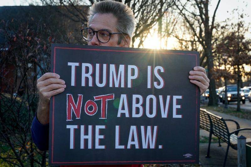 Seorang pengunjuk membawa poster mendukung pemakzulan Presidan Amerika Serikat Donald Trump saat reli di dekat rumah Senator Amerika Serikat dari Partai Republik Mitch McConnell di Louisville, Kentucky, pada 23 Desember 2019. ANTARA FOTO/REUTERS/Bryan Woolston