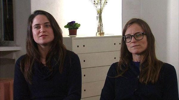 Saudara dari Tine Nys, Sophie dan Lotte, saat diwawancarai media. (VRT via BBC)