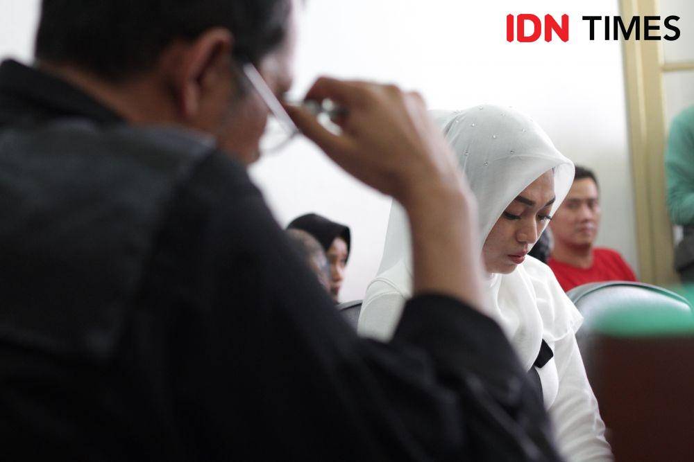 Febi Nur  Amelia menjalani  persidangan kasus ITE karena menagih utang istri Kombes lewat media sosial, Selasa (14/1) (IDN Times/Prayugo Utomo)