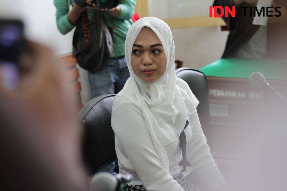 Febi Nur  Amelia menjalani  persidangan kasus ITE karena menagih utang istri Kombes lewat media sosial, Selasa (14/1) (IDN Times/Prayugo Utomo)