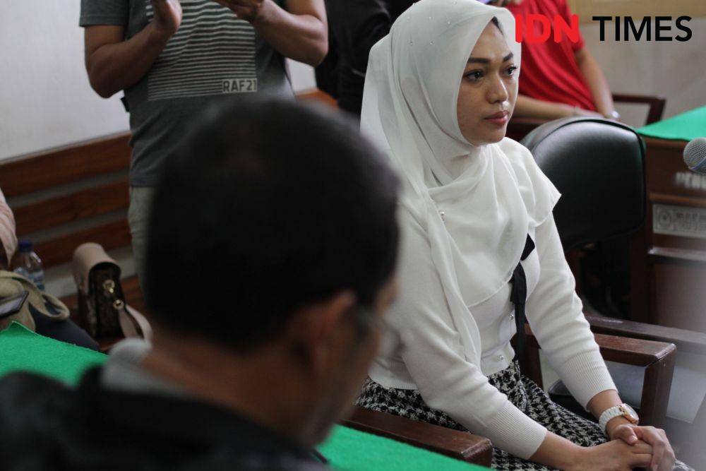 Febi Nur  Amelia menjalani  persidangan kasus ITE karena menagih utang istri Kombes lewat media sosial, Selasa (14/1) (IDN Times/Prayugo Utomo)