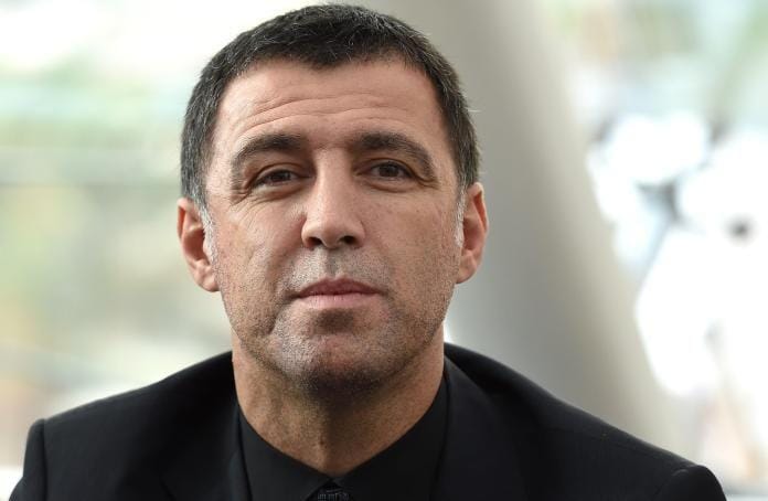 Hakan Sukur, mantan pemain Timnas Turki yang kini diasingkan negaranya karena dianggap melawan Recap Erdogan.   en24.news