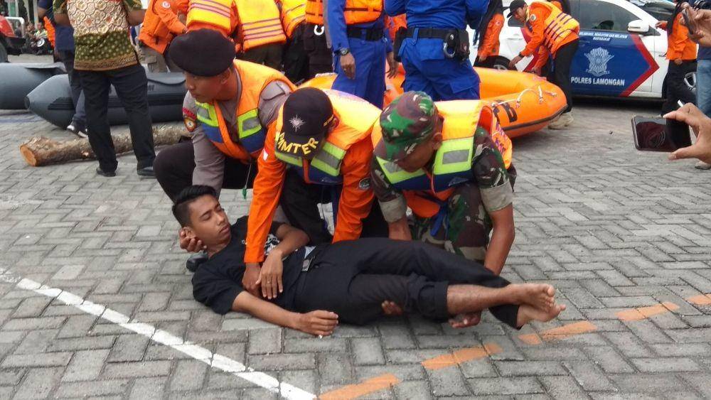 Simulasi, petugas gabungan mengevakuasi korban selamat akibat terseret arus sungai Bengawan Solo. IDN Times/Imron