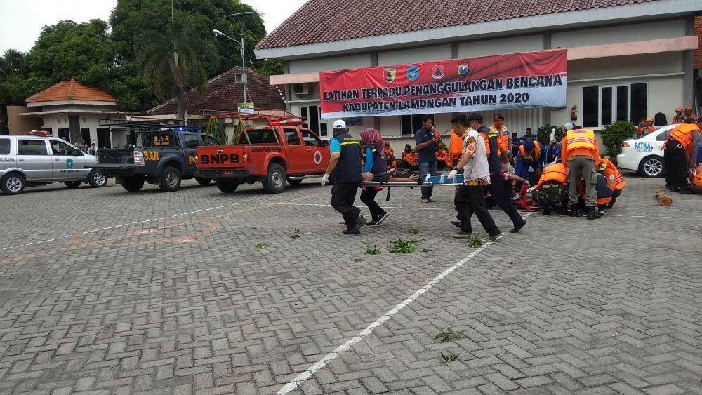Petugas menggelar simulasi penanganan korban bencana alam. IDN Times/Imron