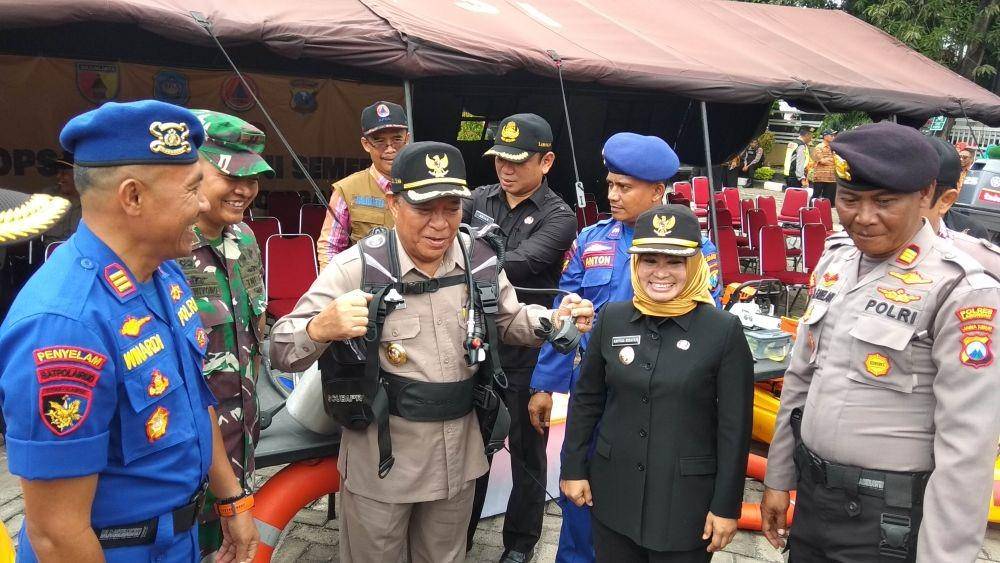 Bupati Lamongan Fadeli saaet mencoba alat selam. IDN Times/Imron