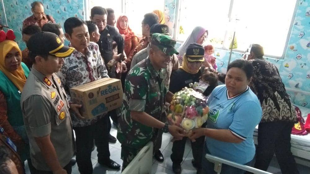 Orang tua pasien gizi buruk mendapatkan bantuan dari Forkompimda Lamongan. IDN Times/Imron