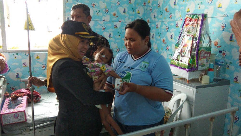 Wakil Bupati Lamongan Kartika Hidayati mengendong balita yang terkena gizi buruk. IDN Times/Imron