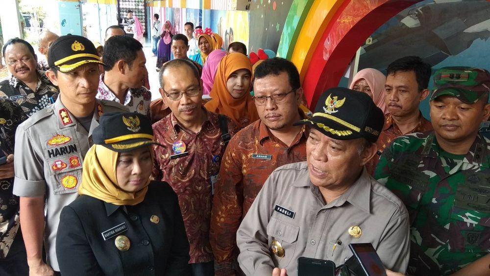 Bupati Lamongan Fadeli dan wakilnya saat memberikan keterangan kepada wartawan usai menjenguk balita yang terkena gizi buruk. IDN Times/Imron