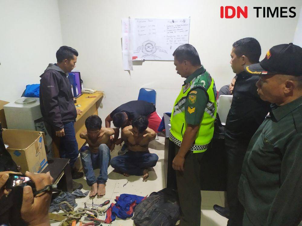 Suasana penangkapan maling kabel di JSC (IDN Times/Feny Maulia Agustin)