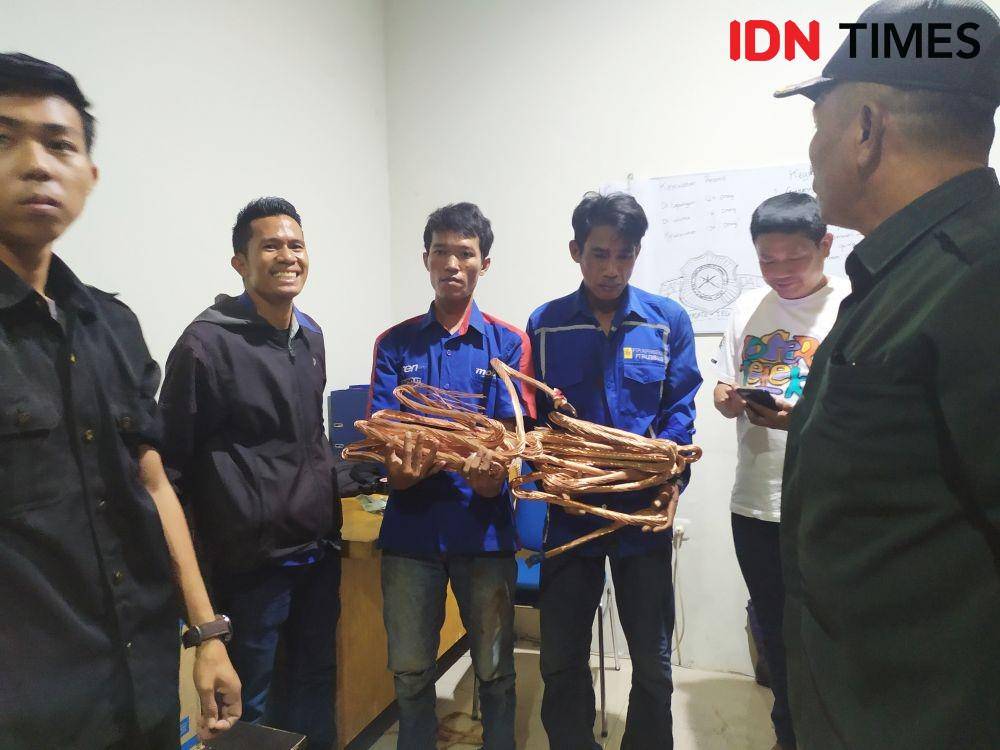 dua pelaku pencurian kabel PLN di JSC atas nama Toni Andre Setiawan dan Mona (IDN Times/Feny Maulia Agustin)