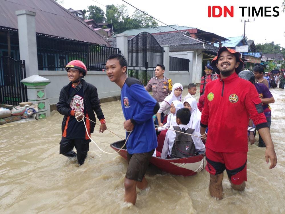 Tim gabungan saat melakukan evakuasi para pelajar dan warga di Jalan Damai Samarinda (IDN Times/Yuda Almerio)