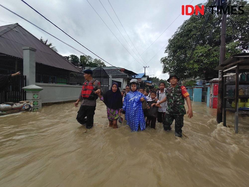 Tim gabungan saat melakukan evakuasi di Jalan Damai, Samarinda (IDN Times/Yuda Almerio)