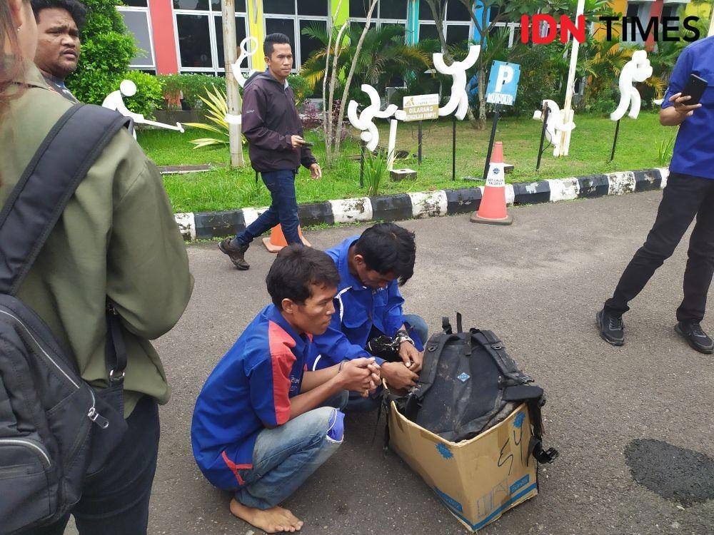 dua pelaku pencurian kabel PLN di JSC atas nama Toni Andre Setiawan dan Mona (IDN Times/Feny Maulia Agustin)