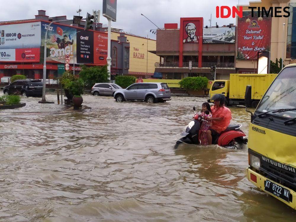 Kawasan Simpang Empat Mal Lembuswana Samarinda yang jadi langganan banjir (IDN Times/Yuda Almerio)
