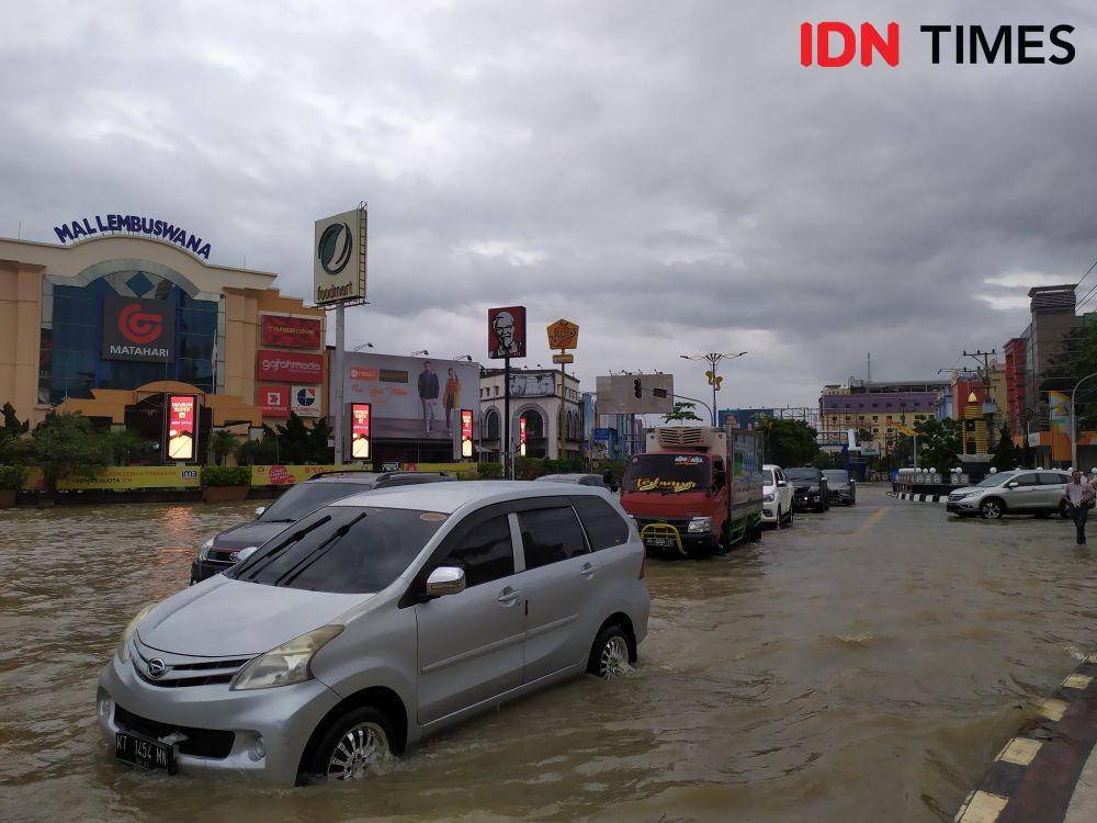 Kawasan Simpang Empat Mal Lembuswana Samarinda yang jadi langganan banjir (IDN Times/Yuda Almerio)