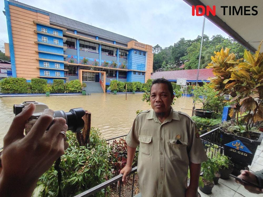 Wakil Kepala Sekolah SDN 007 Samarinda Abdul Rahim saat memberikan keterangan kepada media (IDN Times/Yuda Almerio)