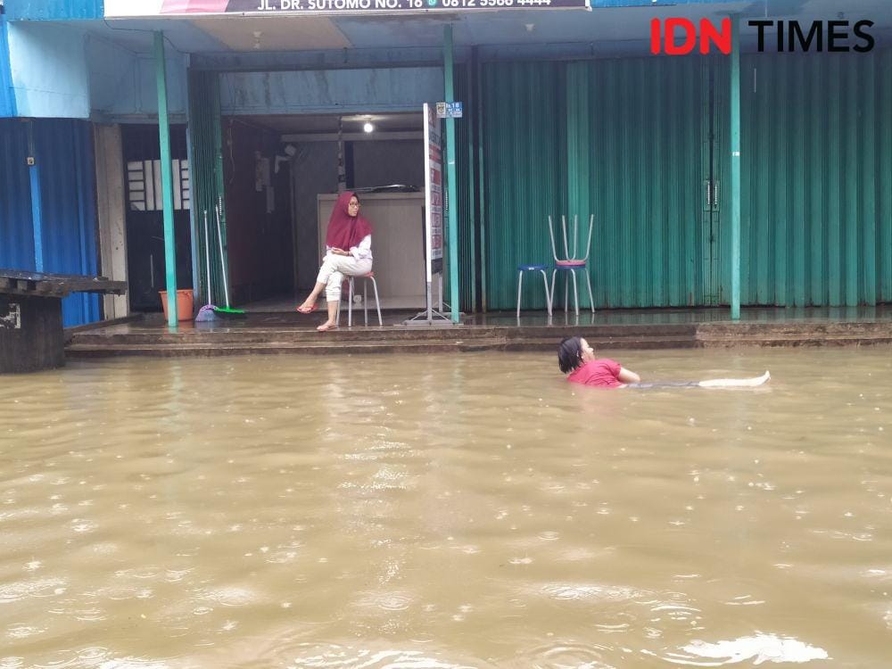 Jalan dr Soetomo Samarinda jadi kolam dadakan saat banjir melanda (IDN Times/Yuda Almerio)