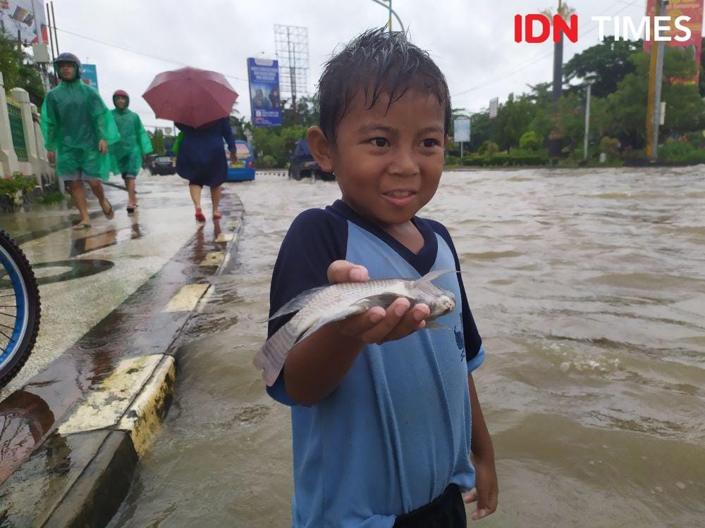 Pulang dari sekolah, bocah SD ini dapat ikan saat lewat di simpang empat Mal Lembuswana Samarinda (IDN Times/Yuda Almerio)