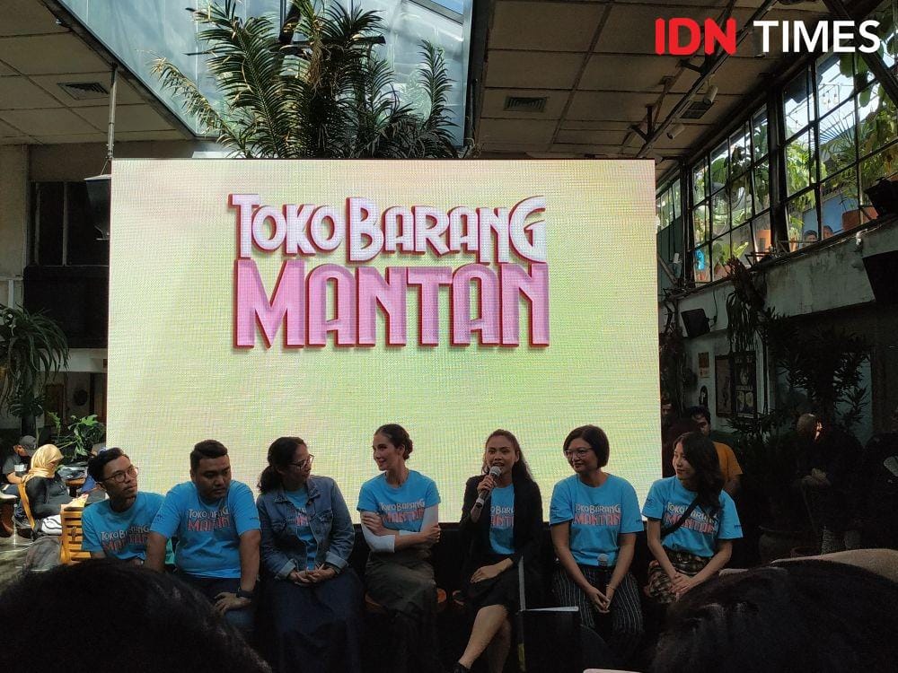 (pegang mic) Dea Panendra dalam press conference film Tokoh Barang Mantan di Jakarta. 14 Januari 2020. IDN Times/Nadia Umara