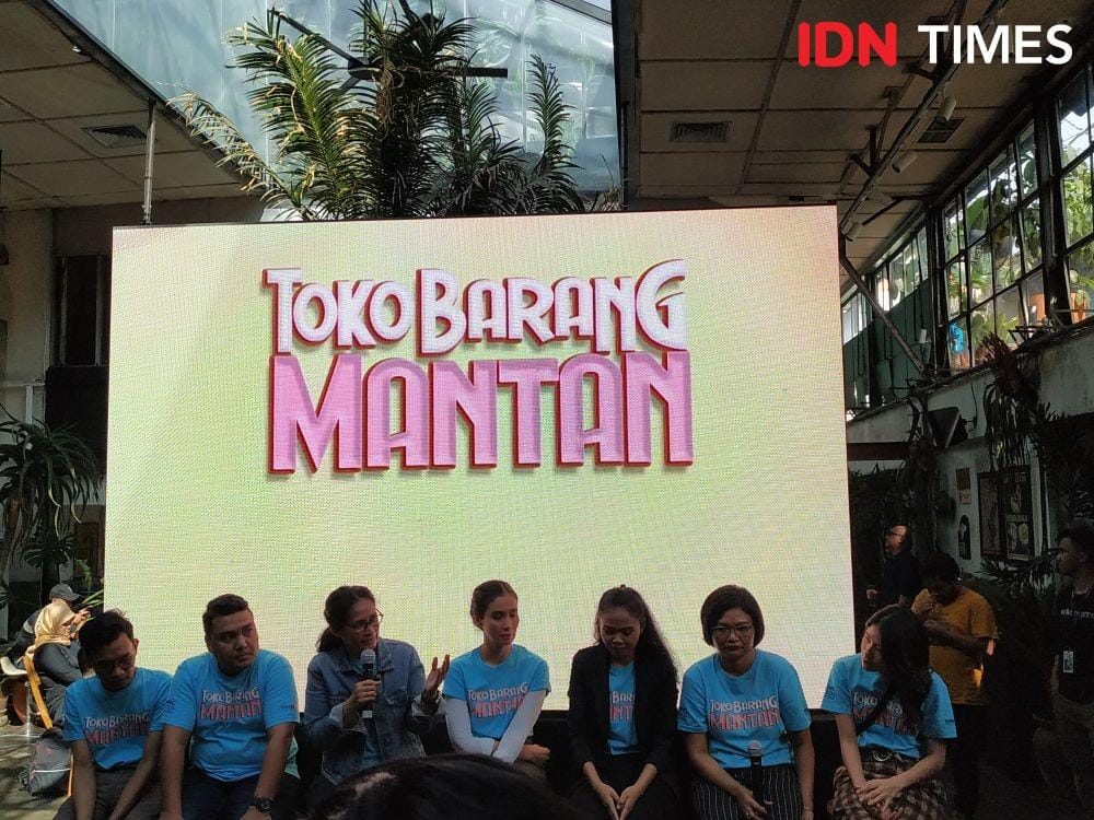 (pegang mic) Viva Westi selaku sutradara dalam Press Conference film Tokoh Barang Mantan di Jakarta. 14 Januari 2020. IDN Times/Nadia Umara