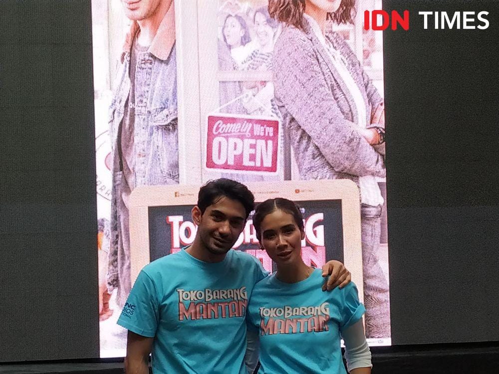 (ki-ka) Reza Rahadian dan Marsha Timothy dalam press conference film Tokoh Barang Mantan di Jakarta. 14 Januari 2020. IDN Times/Nadia Umara