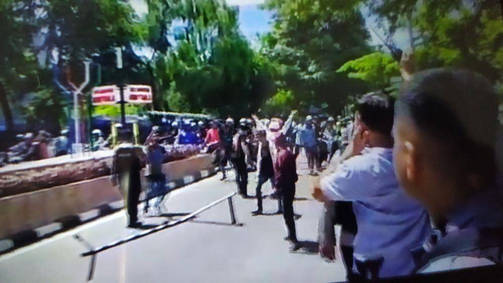 Petugas Polsek Bontoala menenangkan rombongan pengantar jenazah / Foto rekaman video