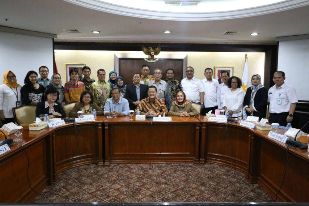 Menteri Sosial Juliari P Batubara berbincang bersama delegasi Konsorsium Pekerjaan Sosial Indonesia (KPSI) di ruang Rapat Lantai ll, di Jakarta, Senin (13/1). (Dok. Humas Kemensos)