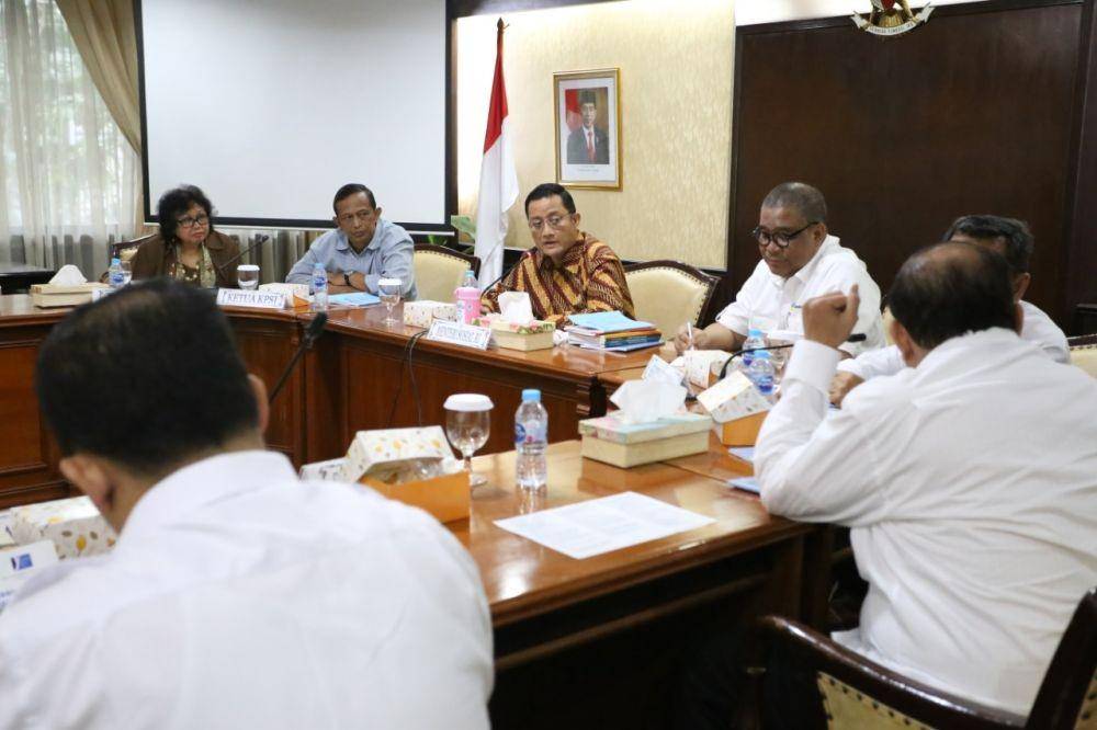 Menteri Sosial Juliari P Batubara berbincang bersama delegasi Konsorsium Pekerjaan Sosial Indonesia (KPSI) di ruang Rapat Lantai ll, di Jakarta, Senin (13/01). (dok Humas Kemensos)