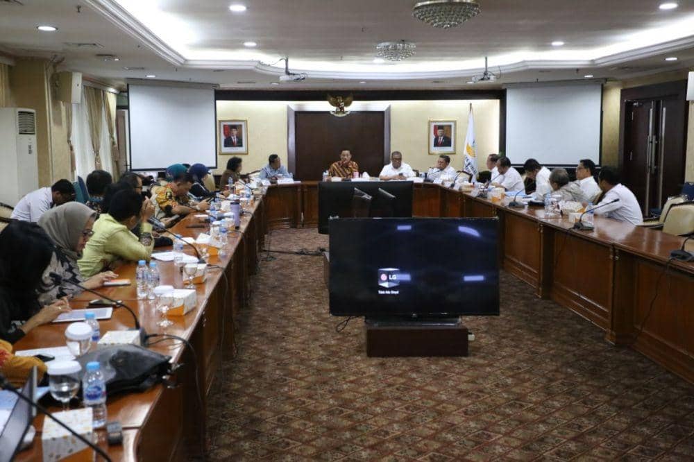 Menteri Sosial Juliari P Batubara berbincang bersama delegasi Konsorsium Pekerjaan Sosial Indonesia (KPSI) di ruang Rapat Lantai ll, di Jakarta, Senin (13/1). (Dok. Humas Kemensos)