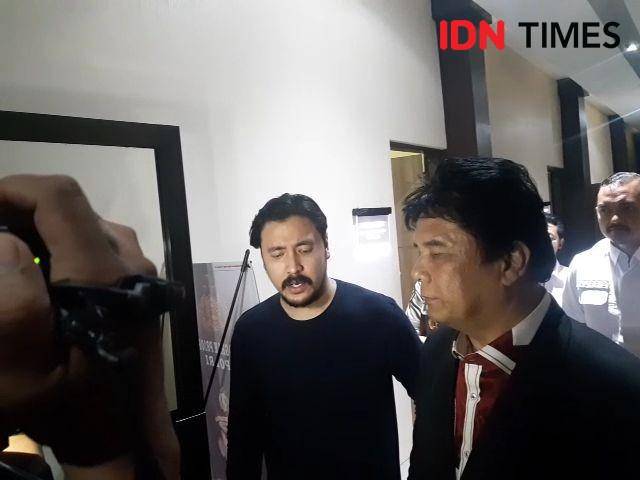 Penyanyi Ello usai diperiksa di Ditreskrimsus Polda Jatim, Selasa (14/1). (IDN Times/Ardiansyah Fajar)