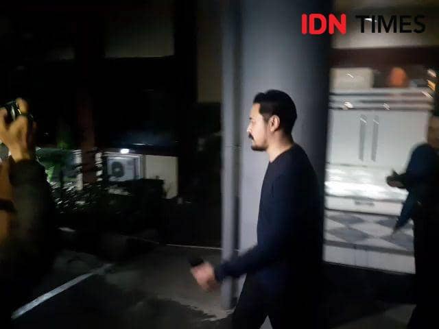 Penyanyi Ello usai diperiksa di Ditreskrimsus Polda Jatim, Selasa (14/1). (IDN Times/Ardiansyah Fajar)