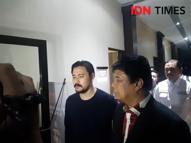 Penyanyi Ello usai diperiksa di Ditreskrimsus Polda Jatim, Selasa (14/1). IDN Times/Ardiansyah Fajar