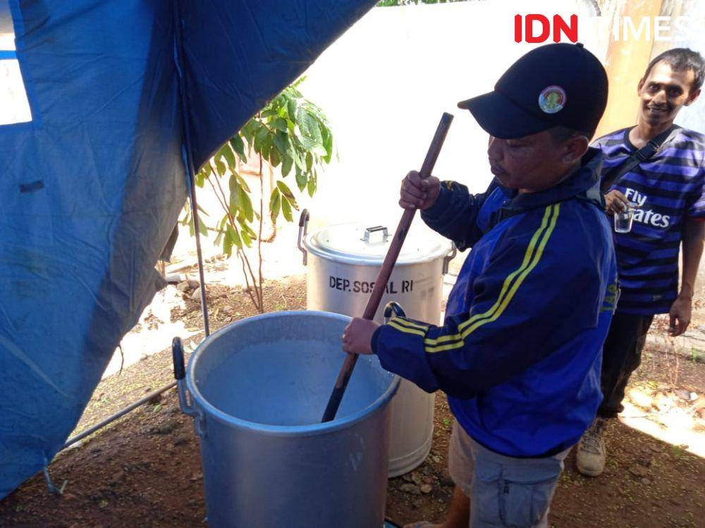 Petugas Tagana Kota Cirebon membantu menyediakan makanan bagi warga terdampak banjir di Kel. Kalijaga Kota Cirebon. (IDN Times/Wildan Ibnu)