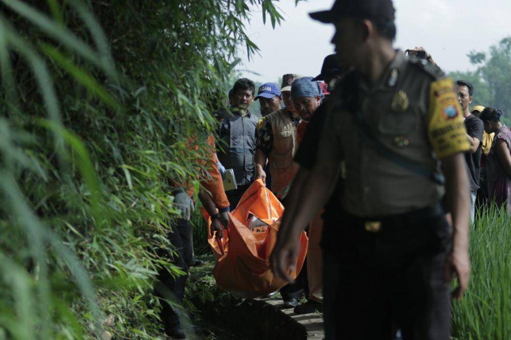 Petugas gabungan dari kepolisian, BPBD, TNI AD bersama warga mengevakuasi jasad korban yang tewas setelah masuk sumur di Kabupaten Madiun. Dok.IDN Times/Istimewa