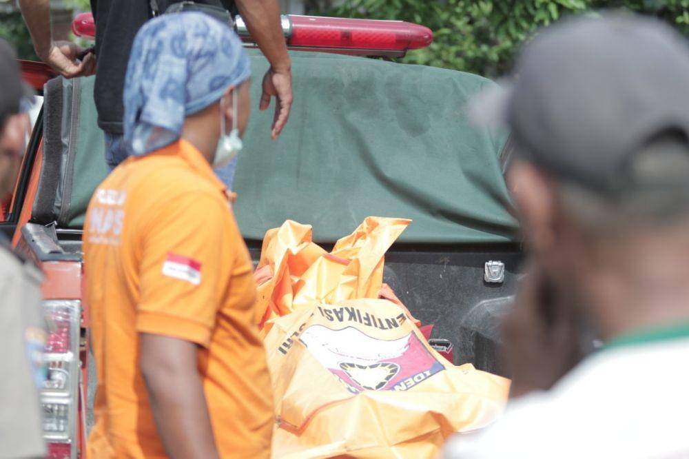 Mayat korban diangkut mobil polisi untuk dibawa ke rumah duka. Dok.IDN Times/Istimewa