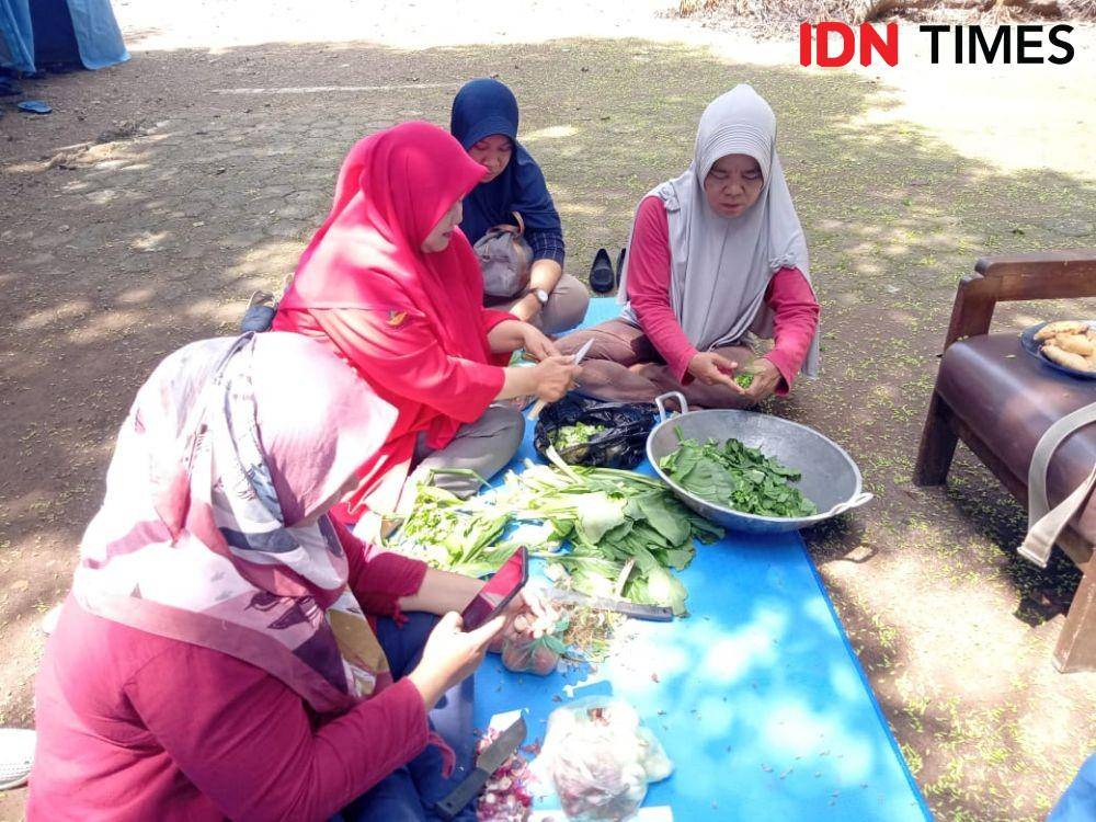 Warga terdampak banjir di Kelurahan Kalijaga Kota Cirebon turut membantu memasak. (IDN Times/Wildan Ibnu)