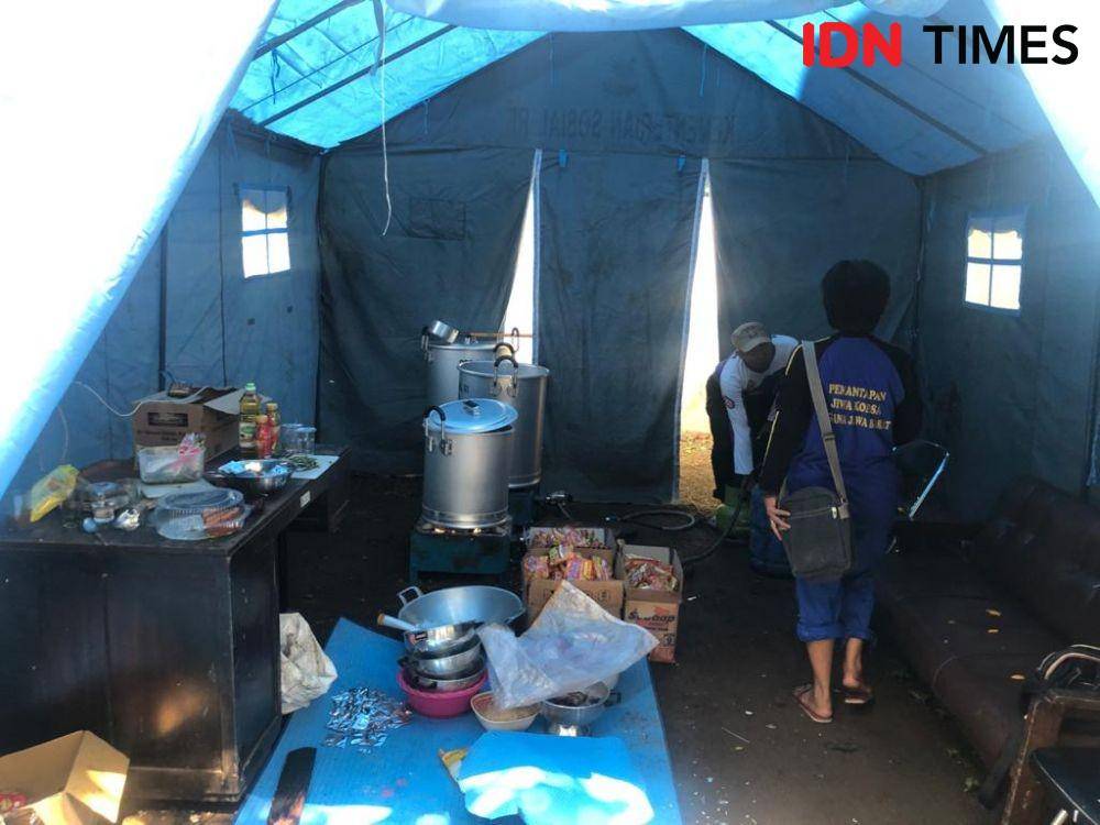 Dapur umum didirikan pasca banjir di Kelurahan Kalijaga Kota Cirebon. (IDN Times/Wildan Ibnu)