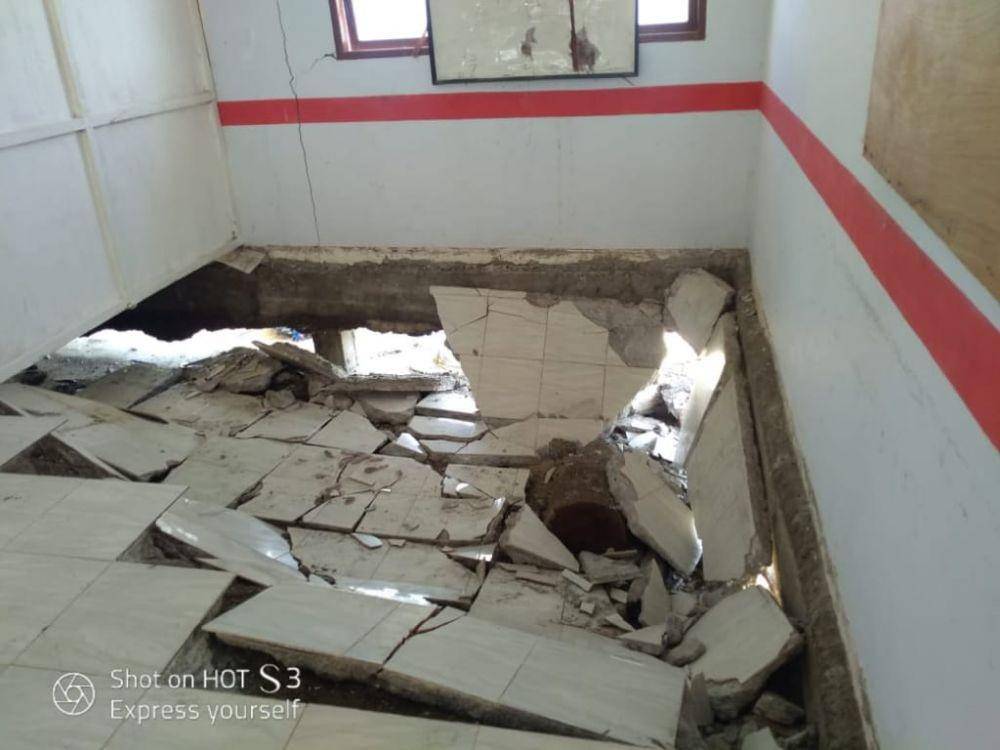 Ruangan di SMP 14 Pangkep yang rusak akibat abrasi / Kepsek SMP 14 Pangkep