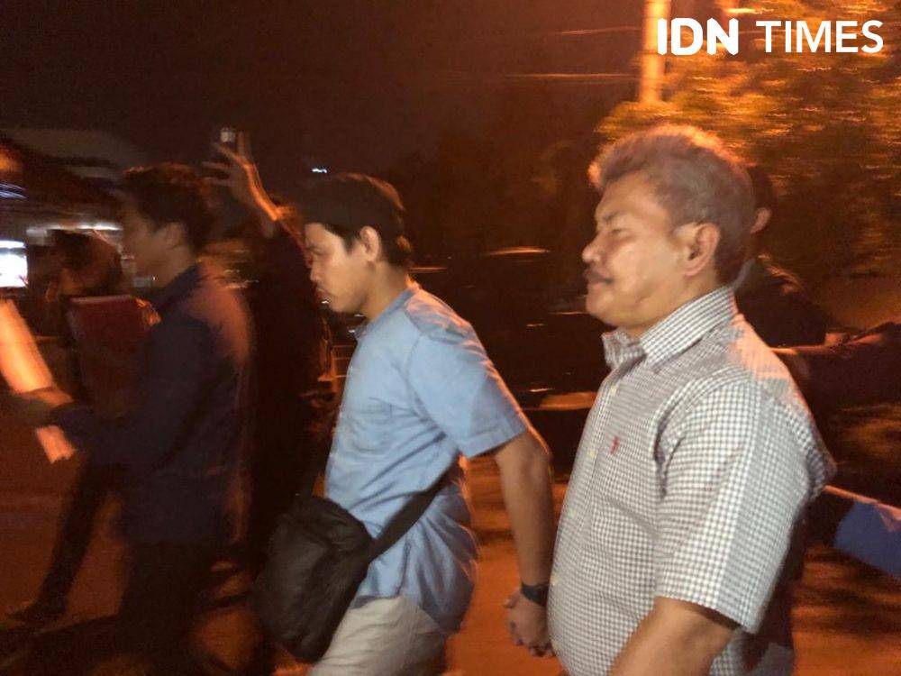Johan Anuar berjalan ke dalam tahanan Polda Sumsel (IDN Times/Rangga Erfizal)