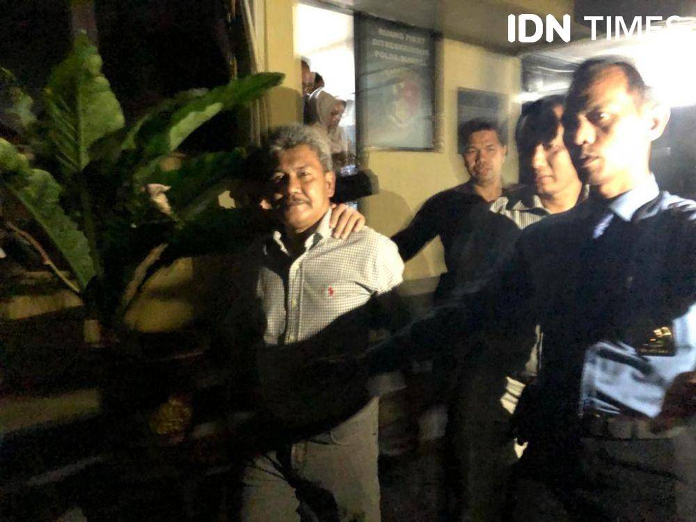 Johan digiring penyidik Polda Sumsel (IDN Times/Rangga Erfizal)