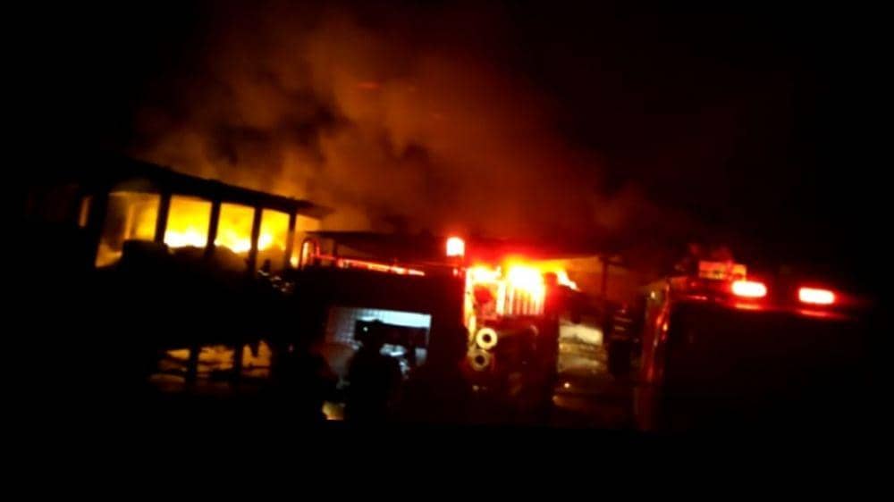 Petugas Damkar berjuang memadamkan api yang membakar gudang pampers. Istimewa