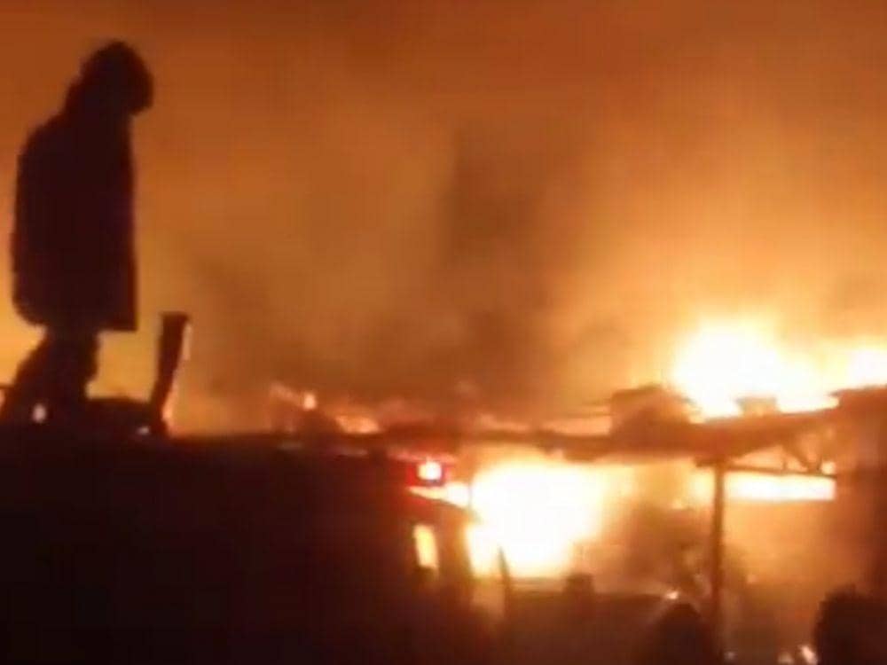 Petugas Damkar berjuang memadamkan api yang membakar gudang pampers di Kota Cirebon. Istimewa