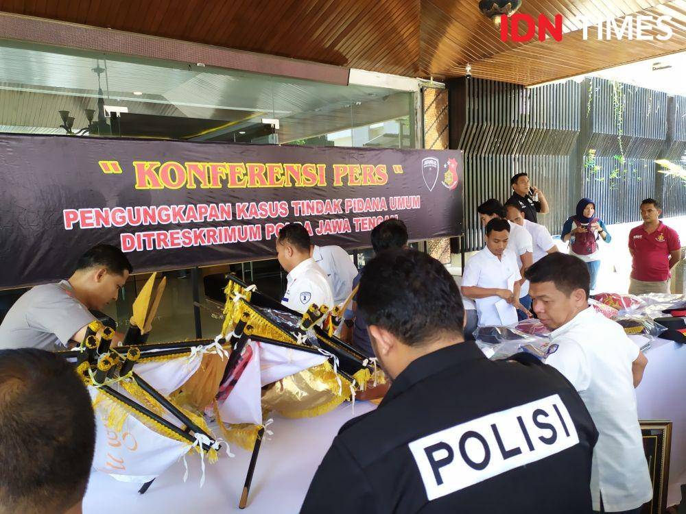 Ditreskrimum Polda Jateng saat menunjukkan barang bukti yang disita dari Kerajaan Agung Sejagat. (IDN Times/Fariz Fardianto)