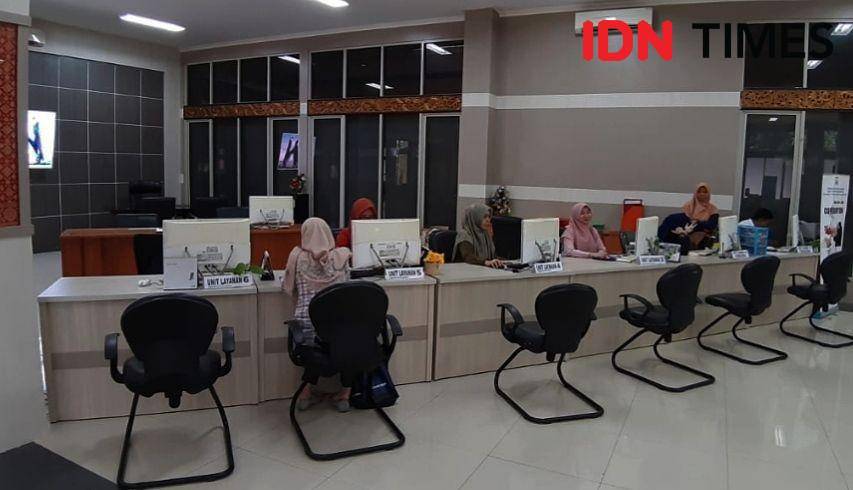 Suasana di Gedung Dinas Penanaman Modal dan Pelayanan Terpadu Satu Pintu (DPM-PTSP) Palembang (IDN Times/Feny Maulia Agustin)