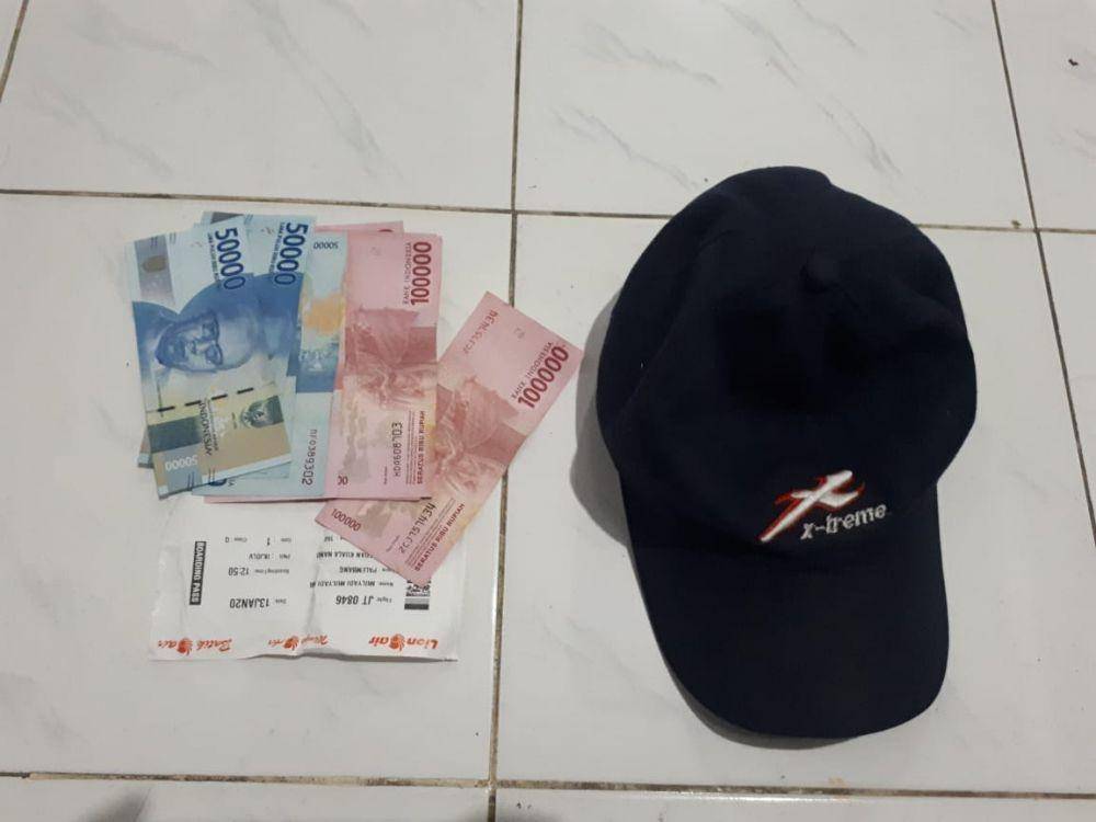 Barang bukti yang disita dari tersangka pencuri uang dalam mobil (Dok.IDN Times/istimewa)