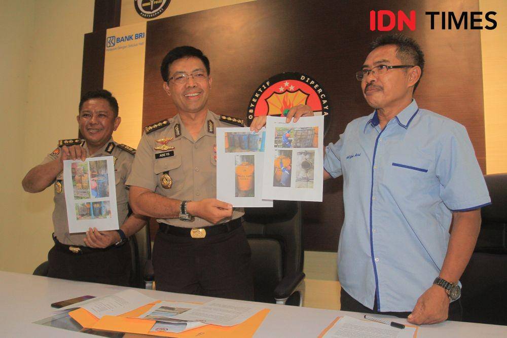 Jajaran Polda Kaltim memperlihatkan foto-foto pengungkapan solar ilegal di Berau, Selasa (14/1). (IDN Times/Surya Aditya)