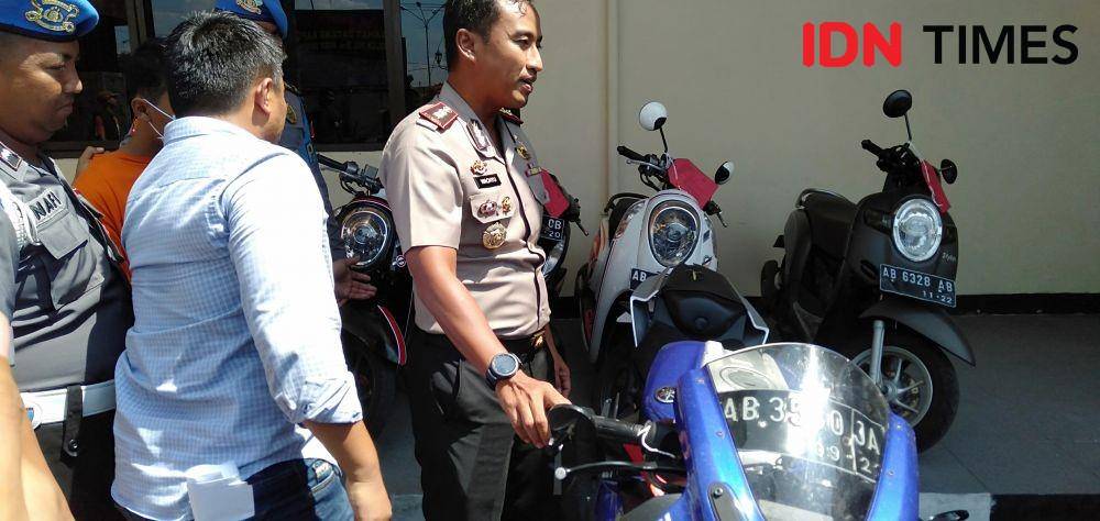 Barang bukti milik korban sepeda motor Yamaha R15. IDN Times/Daruwaskita