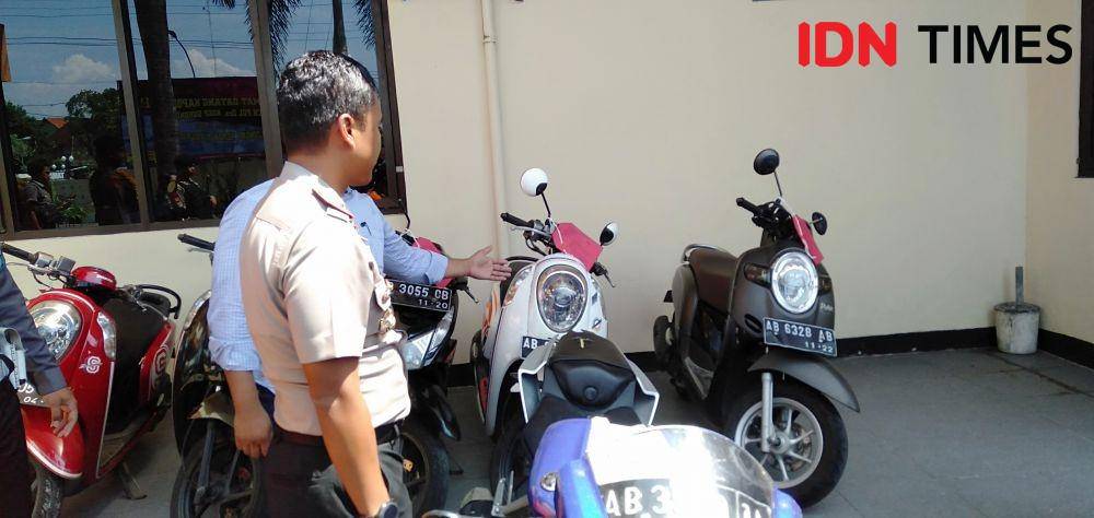 Barang bukti aksi klitih sepeda motor Honda Scoopy. IDN Times/Daruwaskita